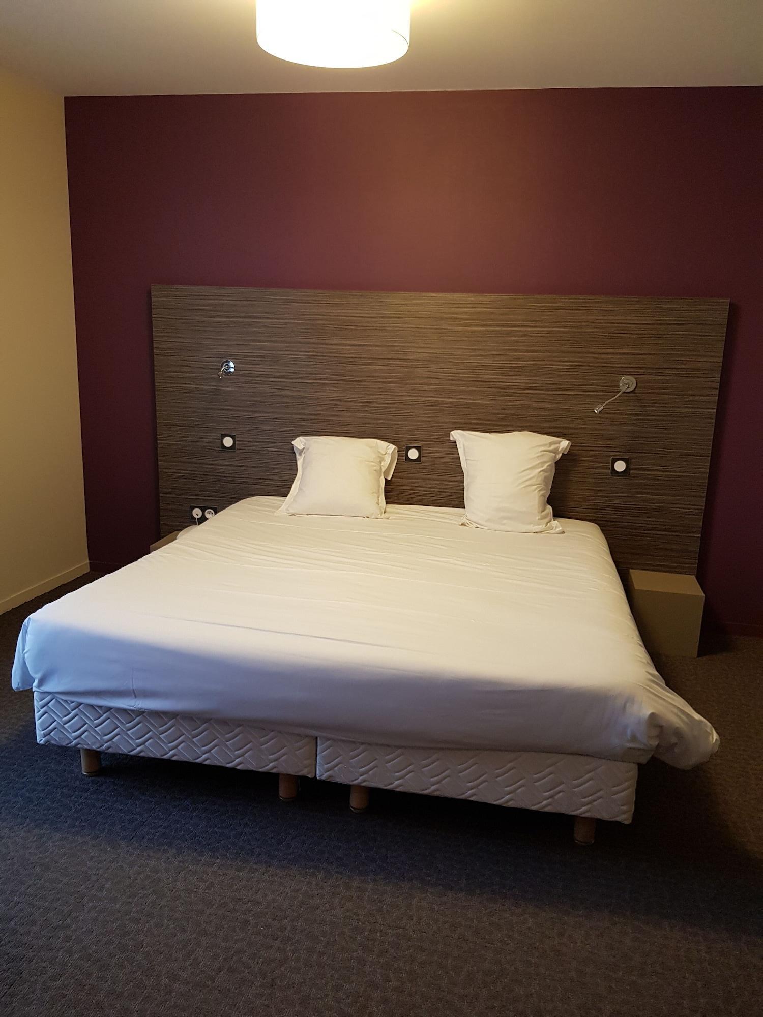 Logis Hotel A La Bonne Auberge ลาวาล ภายนอก รูปภาพ