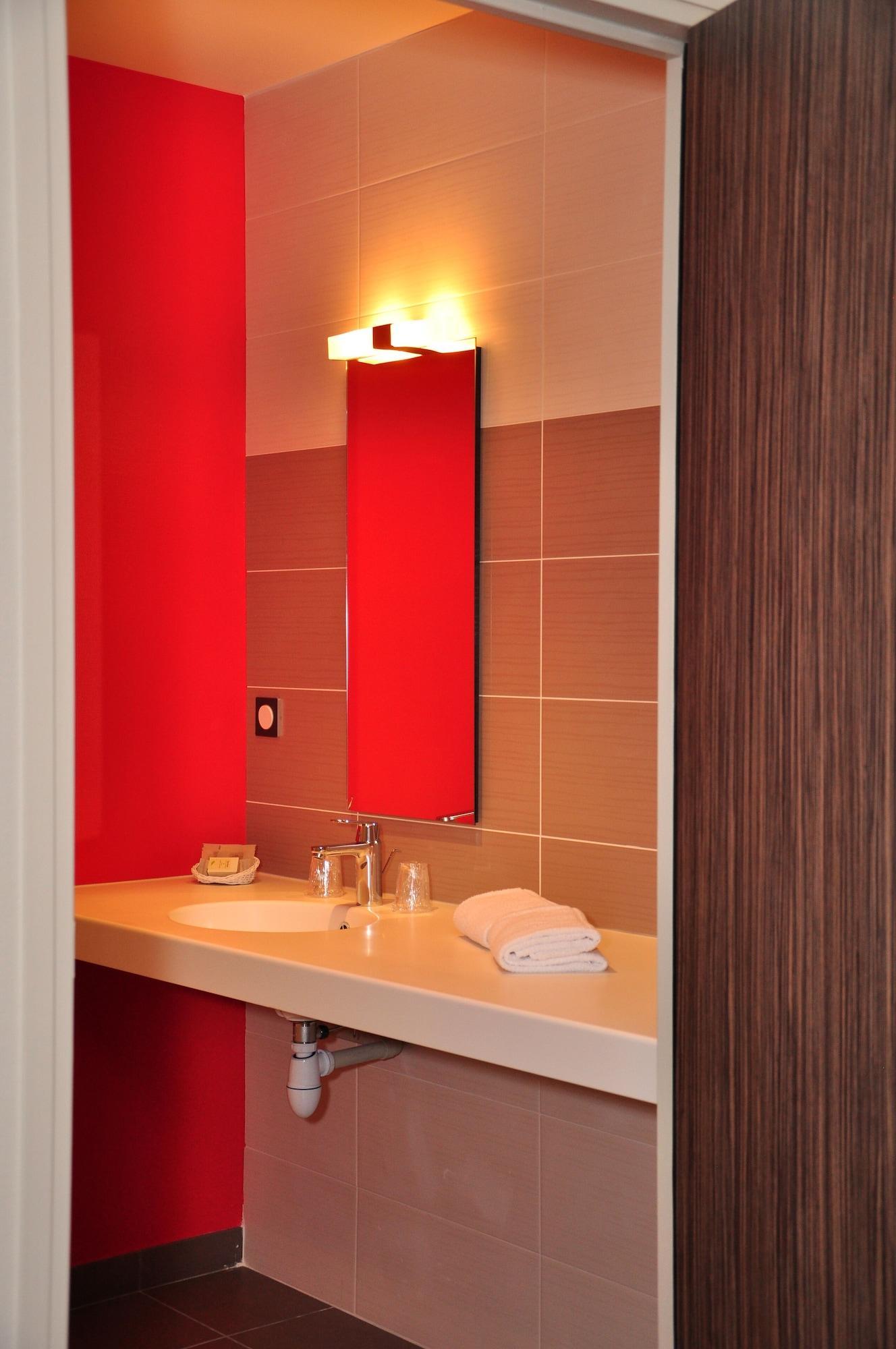 Logis Hotel A La Bonne Auberge ลาวาล ภายนอก รูปภาพ