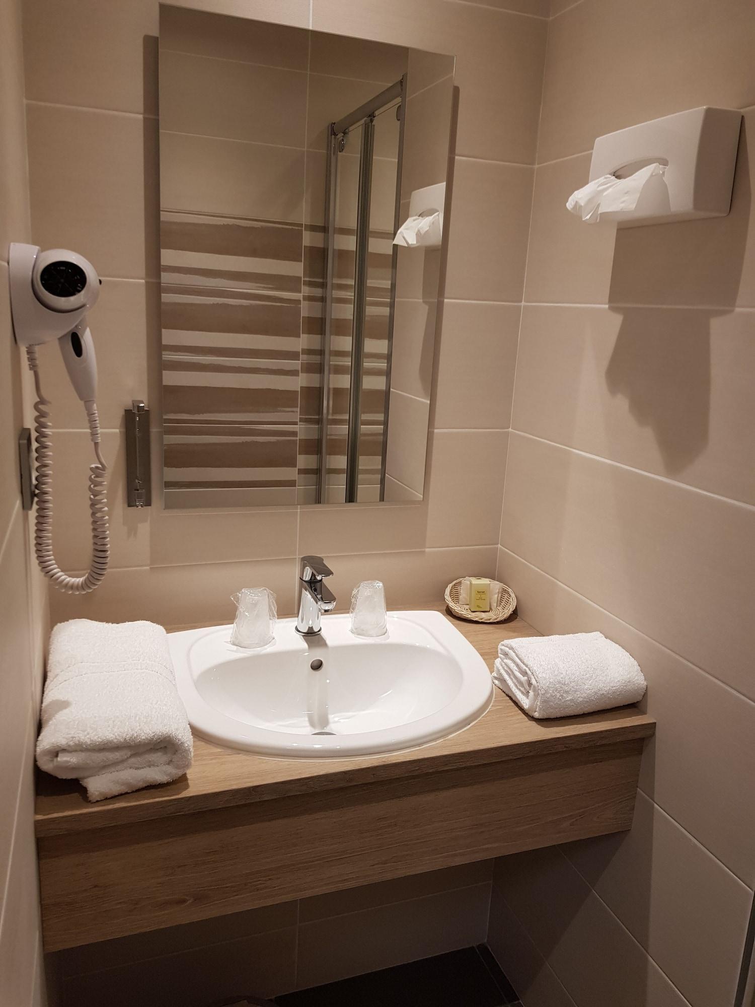 Logis Hotel A La Bonne Auberge ลาวาล ภายนอก รูปภาพ